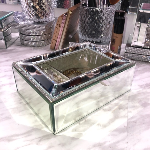 Luxury fancy organizer vanity - Picture 3 of 6